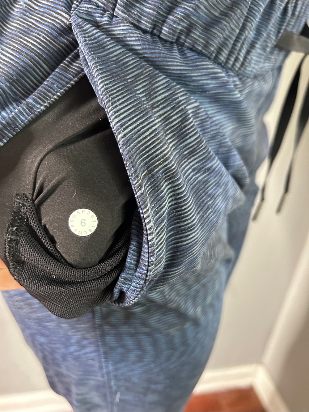Lululemon Womens 6 On The Fly Pant Linear Flux Battleship
Multicolor Blue EUC - Picture 6 of 6